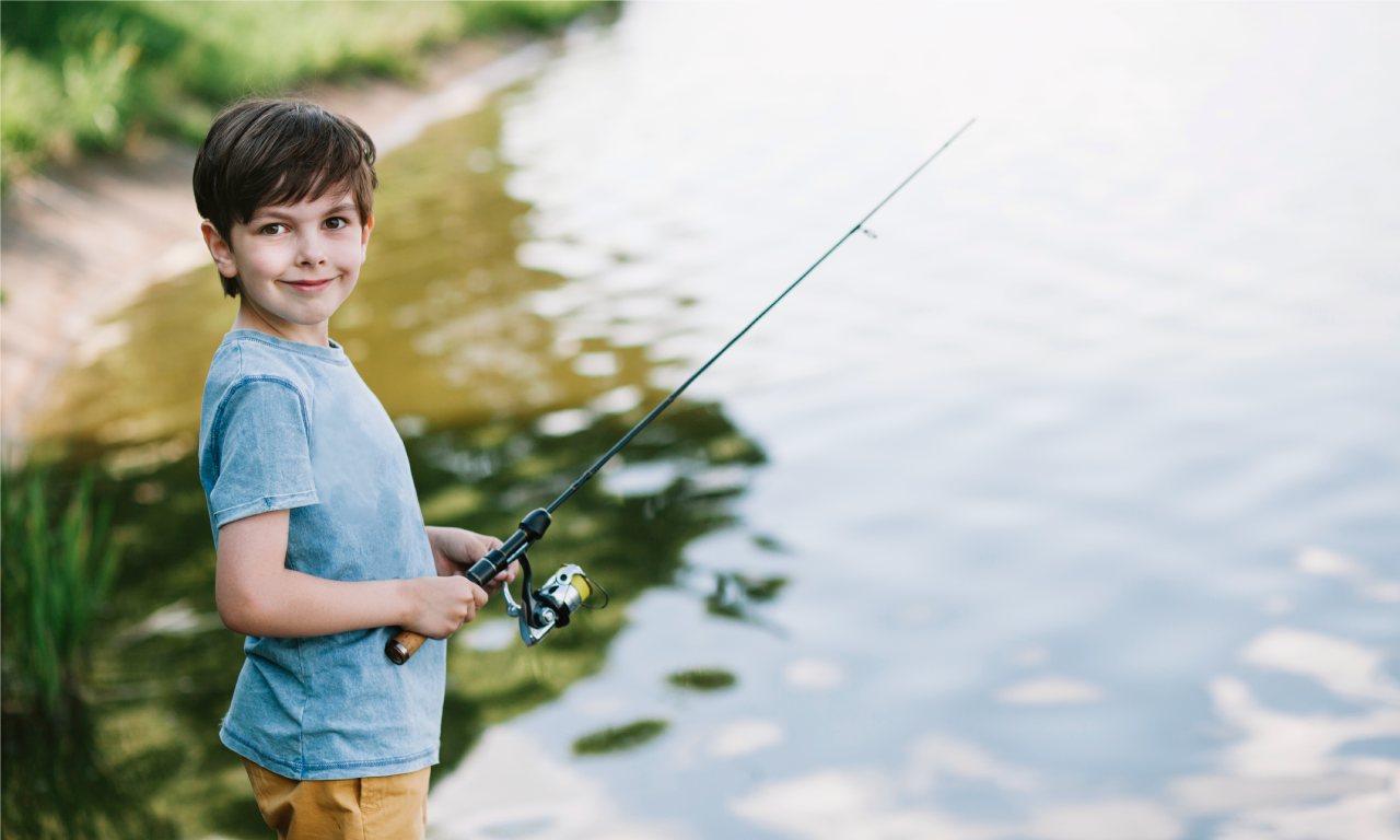 Мальчики на рыбалке. Мальчик рыбачит. Удочка детская. Мальчик Рыбак. Детская фотосессия рыбалка.